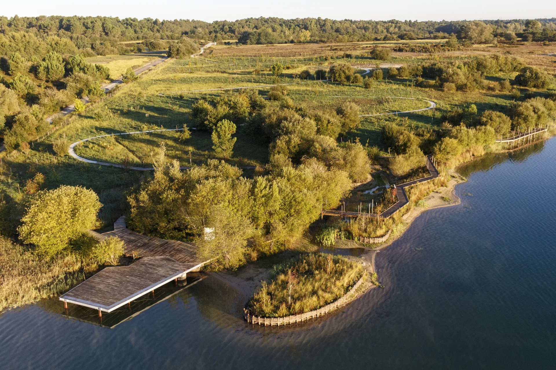 Aménagement et développement de la réserve naturelle d’Arjuzanx par ALEP, architectes-paysagistes, et INCA, architectes. Photo: Nicolas Castets avec Thierry Laurent-Constant (SPAD Drone)