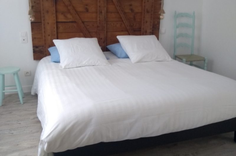 1-Chambre-au-rez-de-chaussee-pour-2-personnes-salle-d-eau-privative-wc