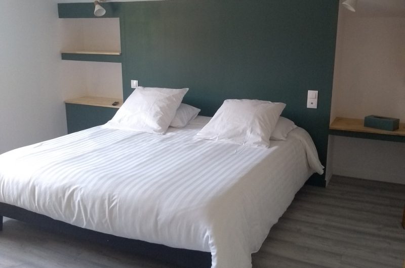 1-Suite-a-l-etage-composee-de-2-chambres-salle-d-eau-et-wc-prive-independant