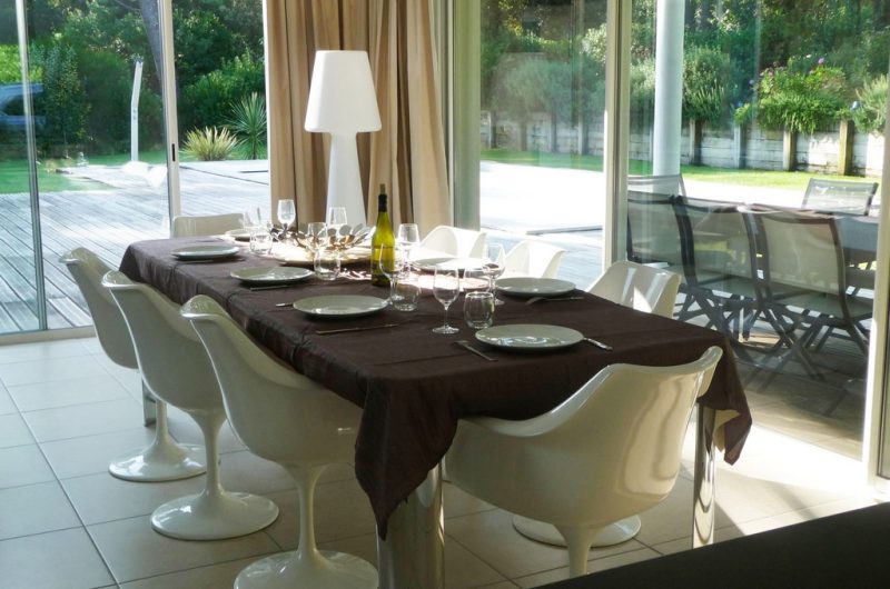 15–la-table-est-mise-a-la-salle-a-manger-op