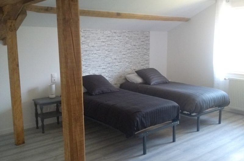 2-Suite-a-l-etage-composee-de-2-chambres-salle-d-eau-et-wc-prive-independant