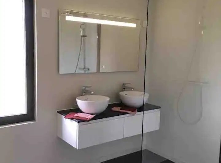 2023 – ESTI – Henry’s Lodge – Salle de bain – ©H. Gadeyne