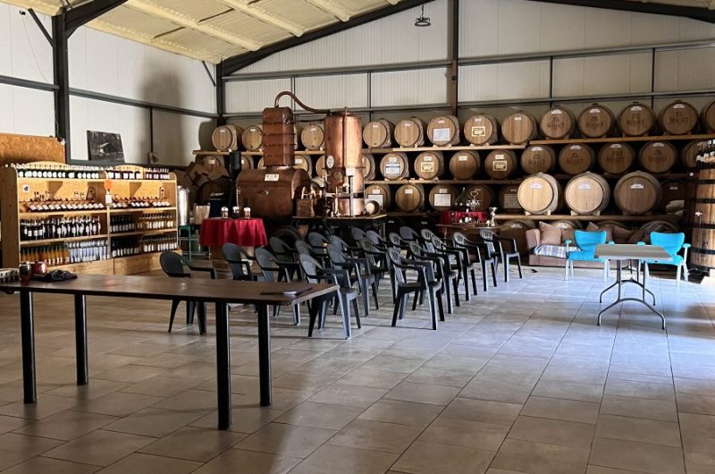 2025 – BOUR – Domaine du Berdet – Chai en salle de réunion – ©Domaine du Berdet