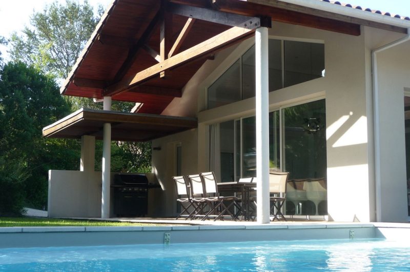 26-salle-a-manger-exterieure-vue-de-la-piscine-op