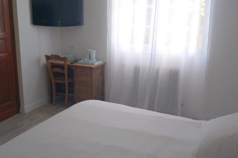 3-Chambre-au-rez-de-chaussee-pour-2-personnes-salle-d-eau-privative-wc