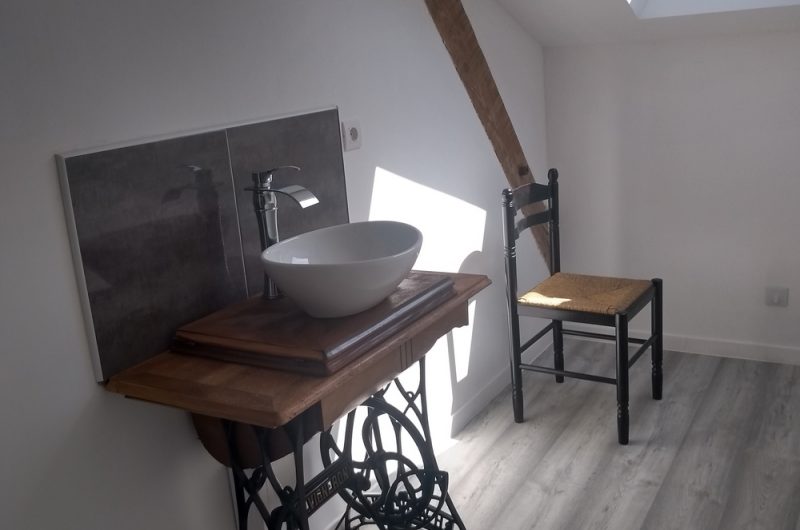 3-Suite-a-l-etage-composee-de-2-chambres-salle-d-eau-et-wc-prive-independant