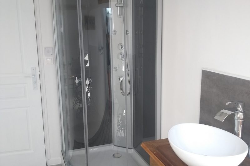 4-Suite-a-l-etage-composee-de-2-chambres-salle-d-eau-et-wc-prive-independant