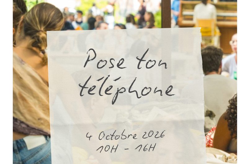 875732-pose-telephone