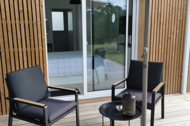 A l’orée des acacias chambre d’hôtes terrasse salon de jardin ©Préjean Tharaud