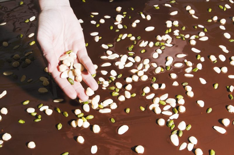 Antton chocolatier-soustons-Mendiant avec main