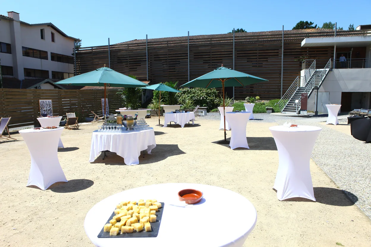 Centre-de-seminaire—patio