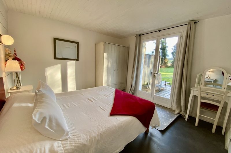 Chambre RDC Appartement 7, accès terrasse