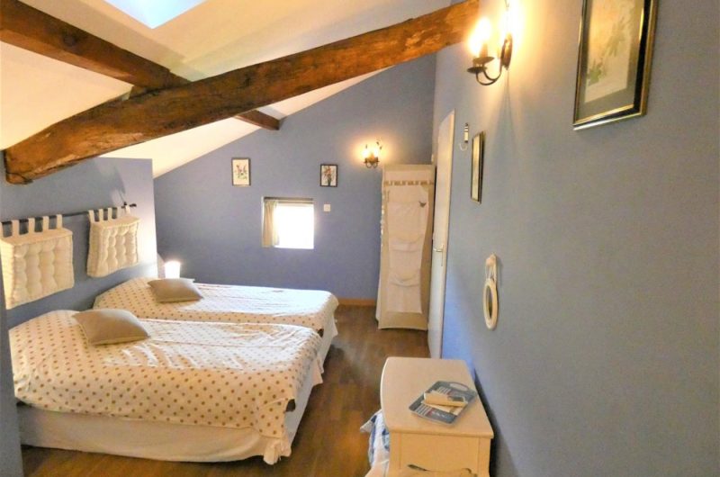 Chambre avec 2 lits ou 1 lit avec table – bureau et penderie