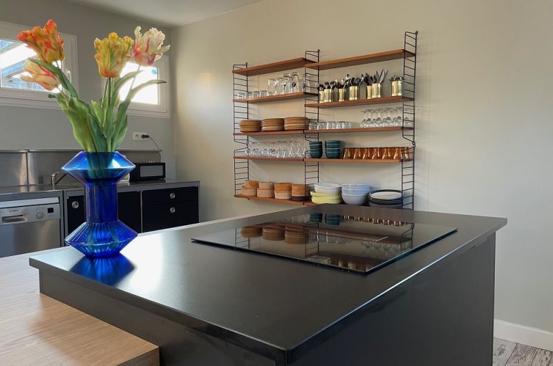 Cuisine-salle-poolhouse-La-Petite-Couronne-Ecolodge