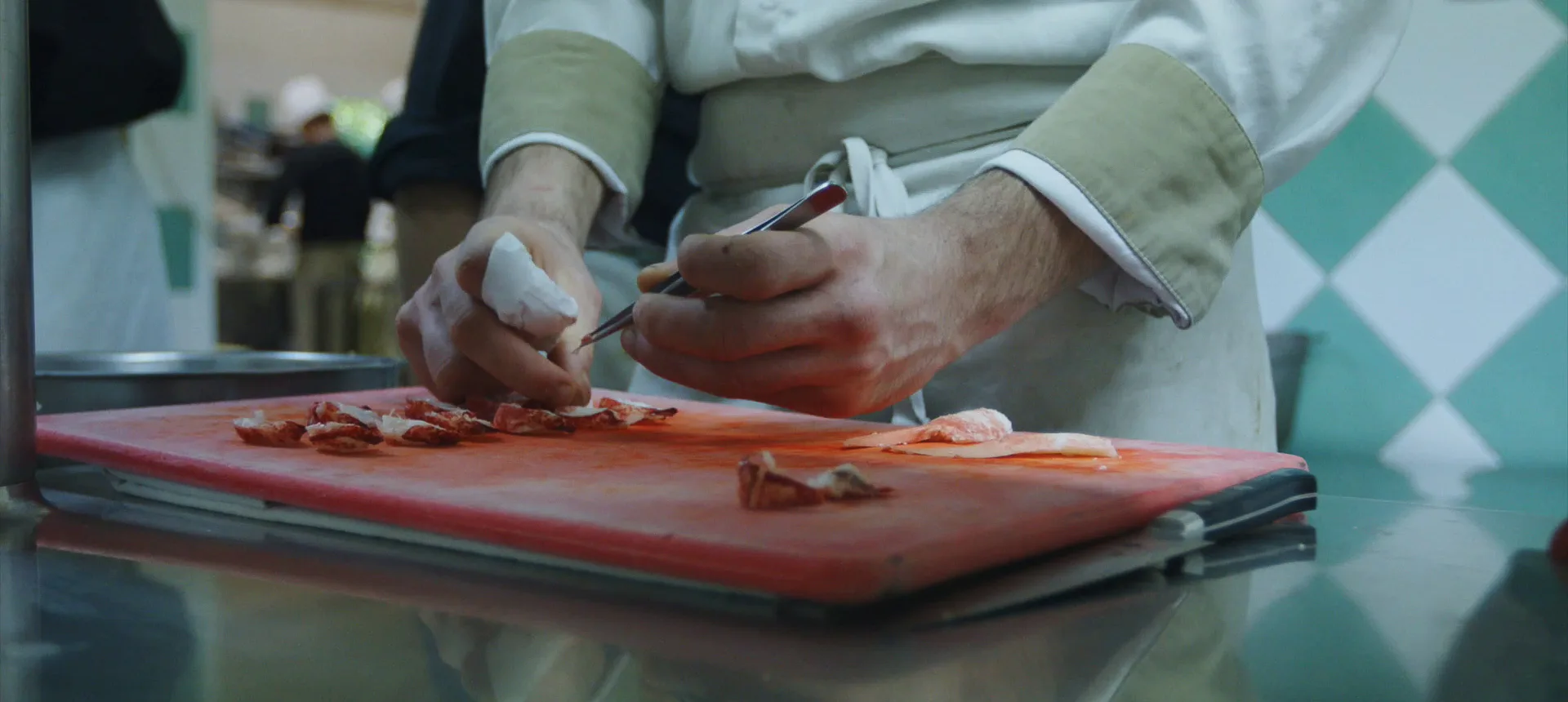 Relais-de-la-poste—mains-en-cuisine—-landesatlantiquesud