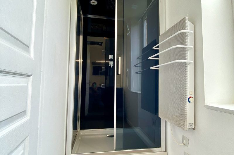 Salle d’eau avec cabine de douche (à l’étage)