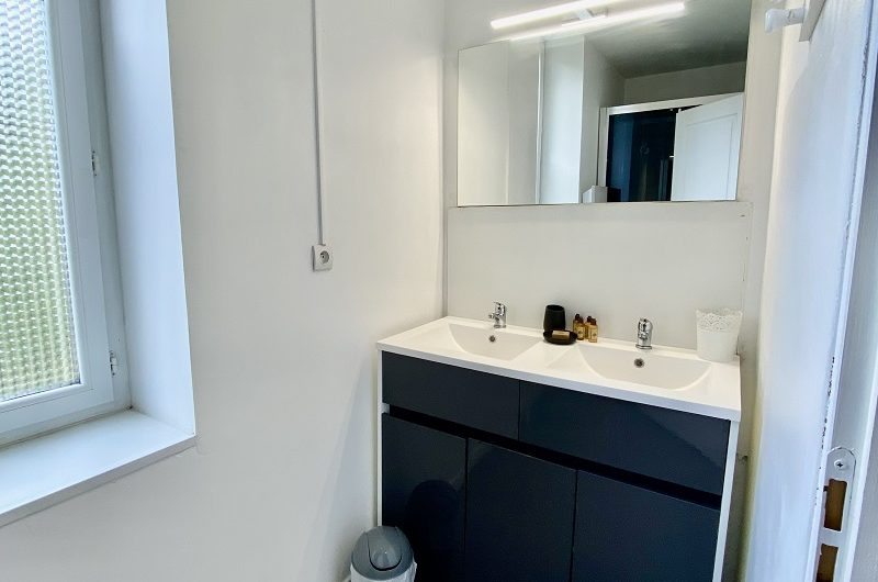Salle d’eau avec double vasque (à l’étage)