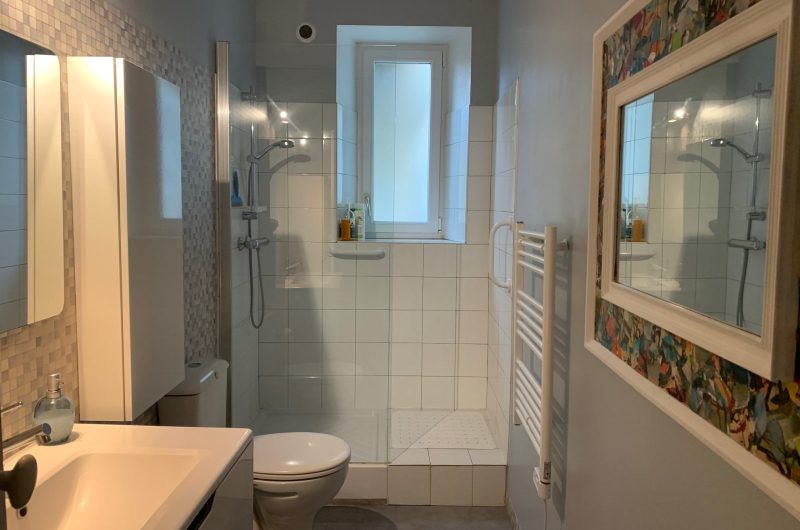 Salle d’eau étage La Maison des Peintres 2025 ©OTC