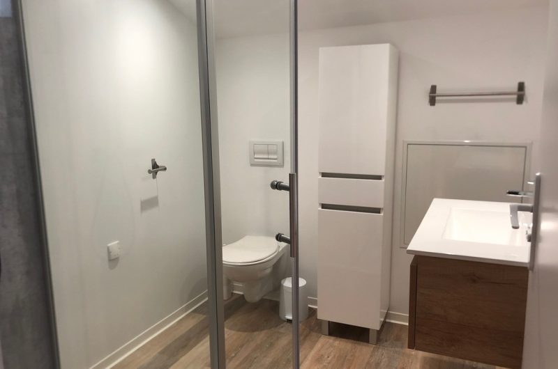 Salle de bain n°2 étage Maison Bordenave ©OTC