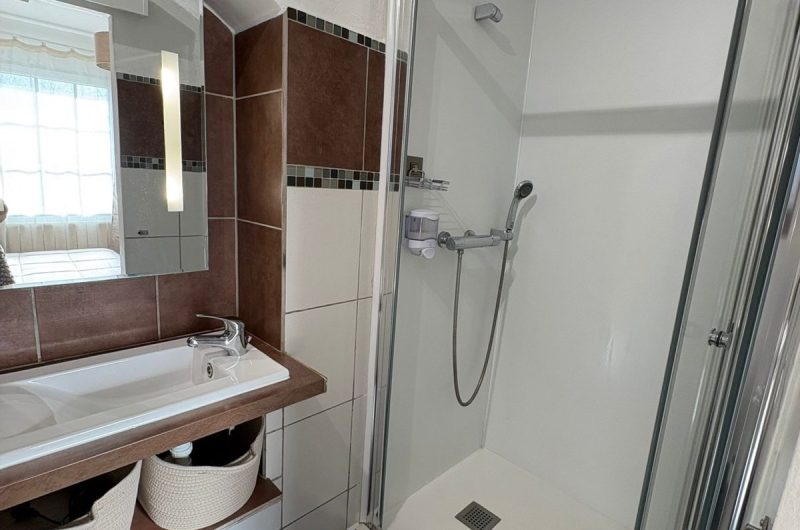 Salle de bains Chambre Moliets forge de Clermont 2025 ©Blond