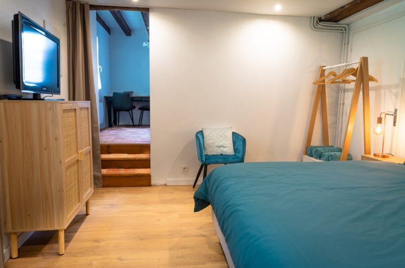 Santo gîte – chambre vers cuisine