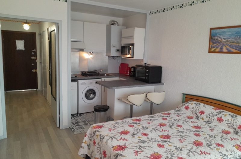 Studio vue vers le couloir_