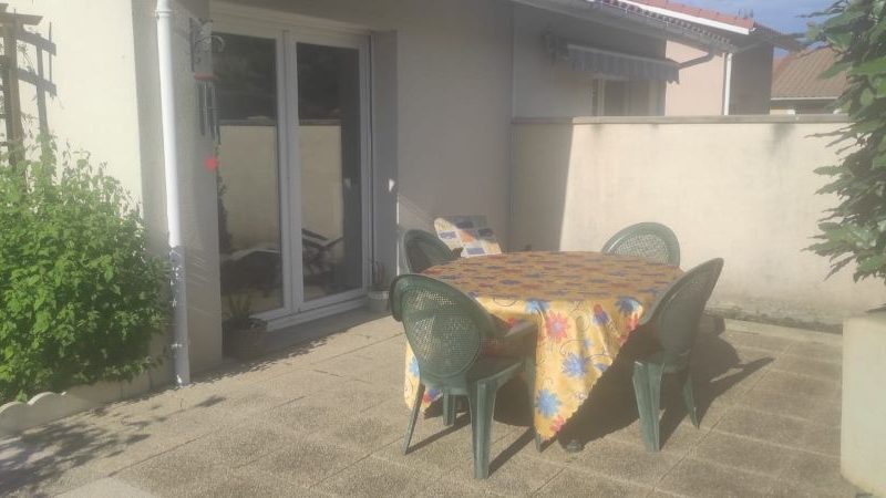 Terasse Sud avec table et chaises