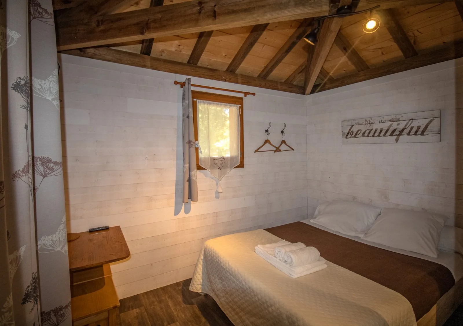 cabane pilotis hebergement insolite avec poulailler (2)