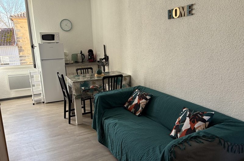 canapé table fenêtre