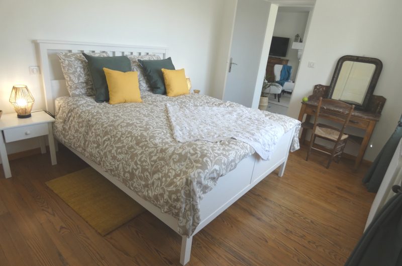 chambre-cote-cour-gite-larmirail-eyres-moncube