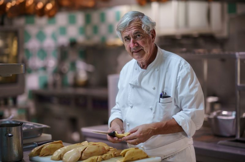 chef-Jean-Coussau-en-cuisine-par-Emmanuel-Lupe