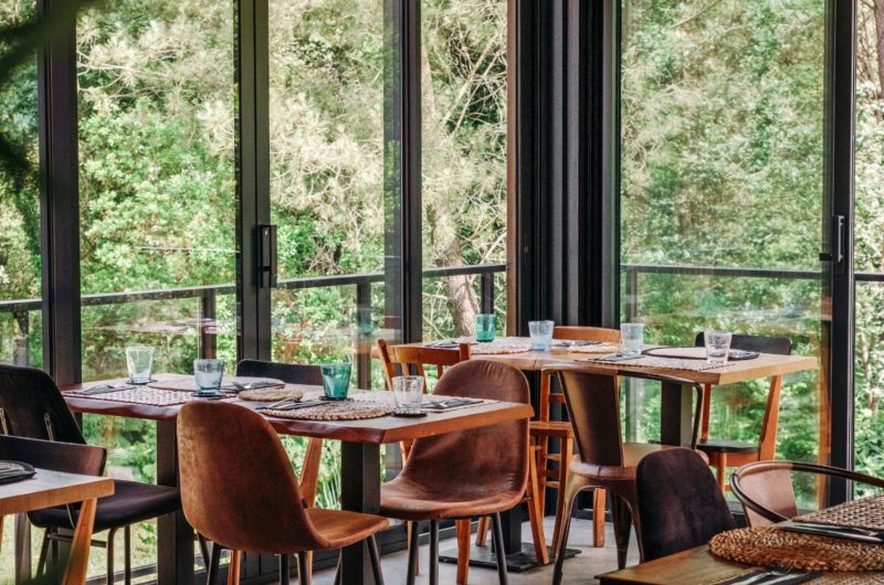 OT Hossegor – EL NIDO – el-nido-restaurant-hosssegor-salle-vue-foret-lumineux-cadre