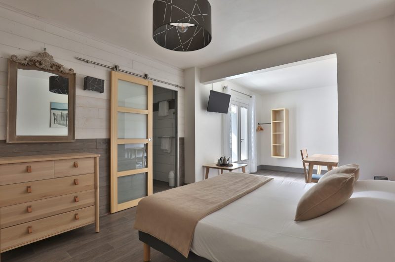 hotelducap-chambre-double-confort-avec-balcon-vue-jardin-1