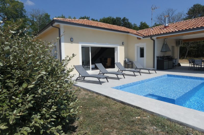 jardin-piscine-gite-maison-segues-campagne