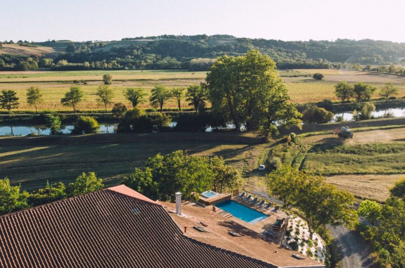 landes-pays-basque-hastingues-sudouest-location-maison-de-vacances-gite-terrasse-exterieur-vue-drone-jardin-domaine