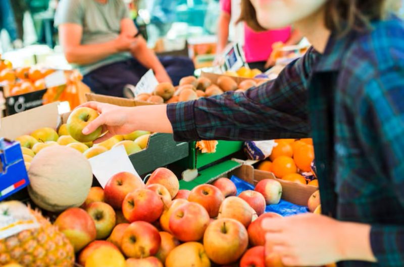 personne-qui-achete-fruits-legumes_23-2148195373_002.