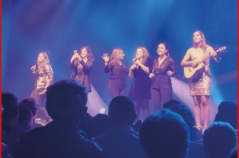 please-stand-up—Bonne-Nouvelle-Productions-