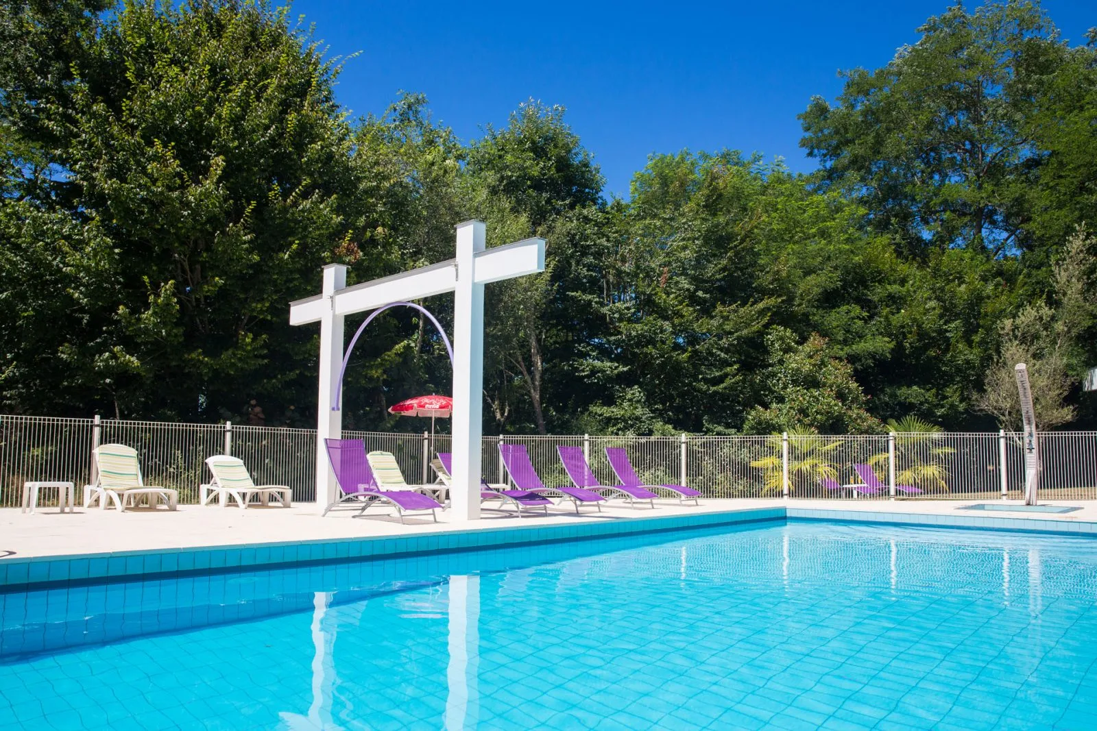 residence-cerise-les-jardins-du-lac-saint-paul-les-dax-piscine-XC-(4)