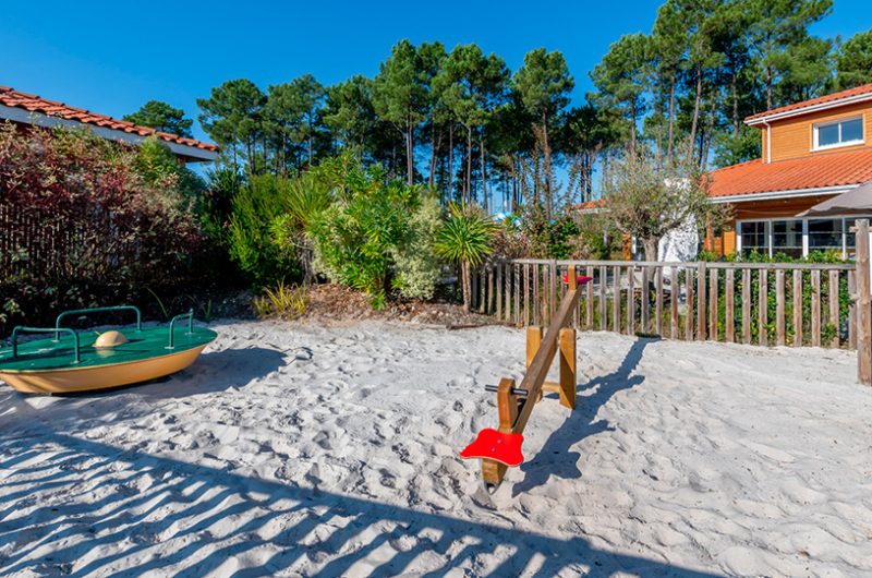 residence-le-domaine-des-grands-lacs-parentis-en-born-aire-jeux-enfants