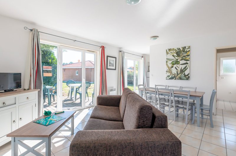 residence-le-domaine-des-grands-lacs-parentis-en-born-maison-T4-sejour-2