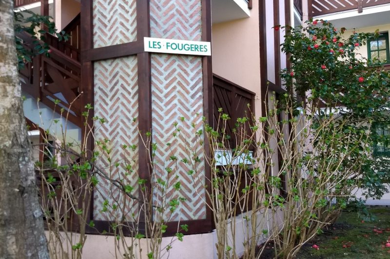 residence-les-Bastides–immeuble-Les-fougeres—entree-de-l-immeuble