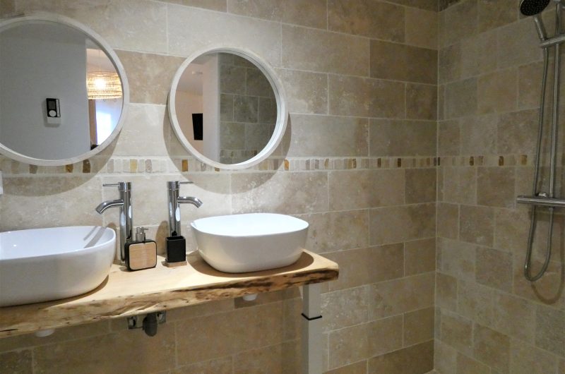 salle-eau-gite-villa-paul-gourberA2